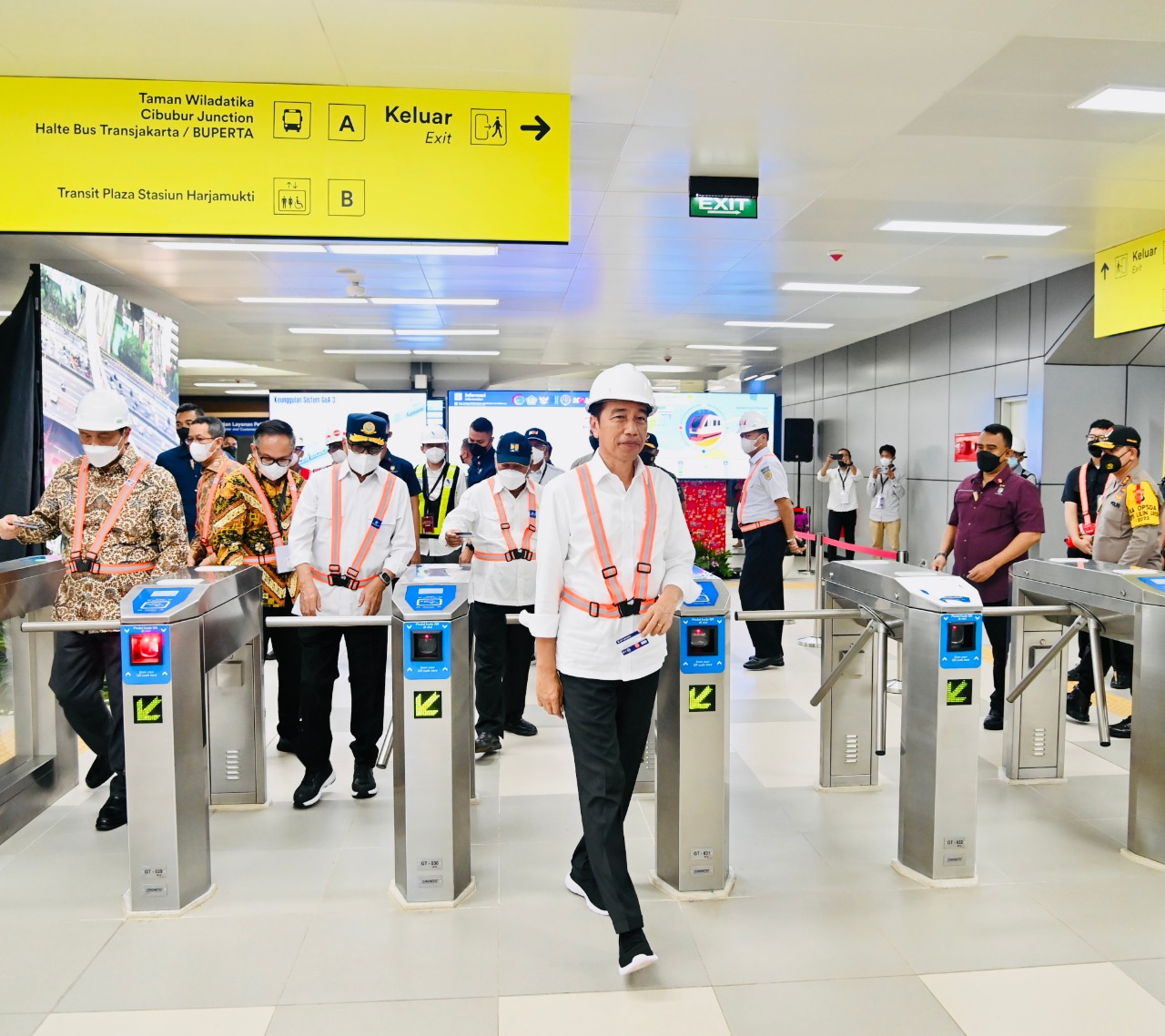 Gembira Naik Kereta Tanpa Masinis, Jokowi Ingin LRT Jabodetabek Resmi Operasi Juli 2023