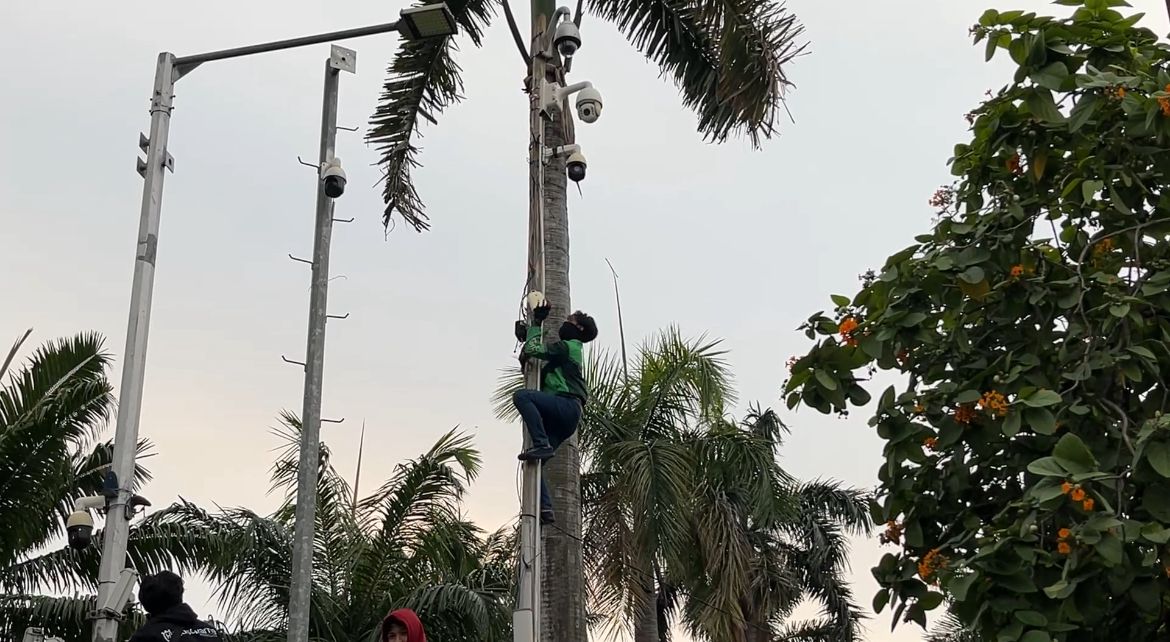 Tuntut Keadilan Kematian Affan, Seorang Demonstran Nekat Panjat Tiang dan Rusak CCTV di Gedung DPR