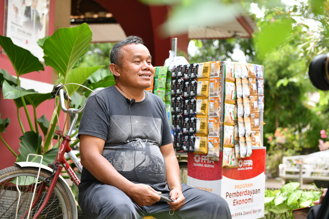 Mantan Satpam Korban PHK Ini Dapat Sepeda Kopi Murotal dari Donatur
