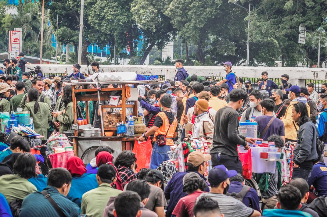 Nasib Pekerja Informal Atas Kenaikan UMP 2025, Ekonom Singgung BLT