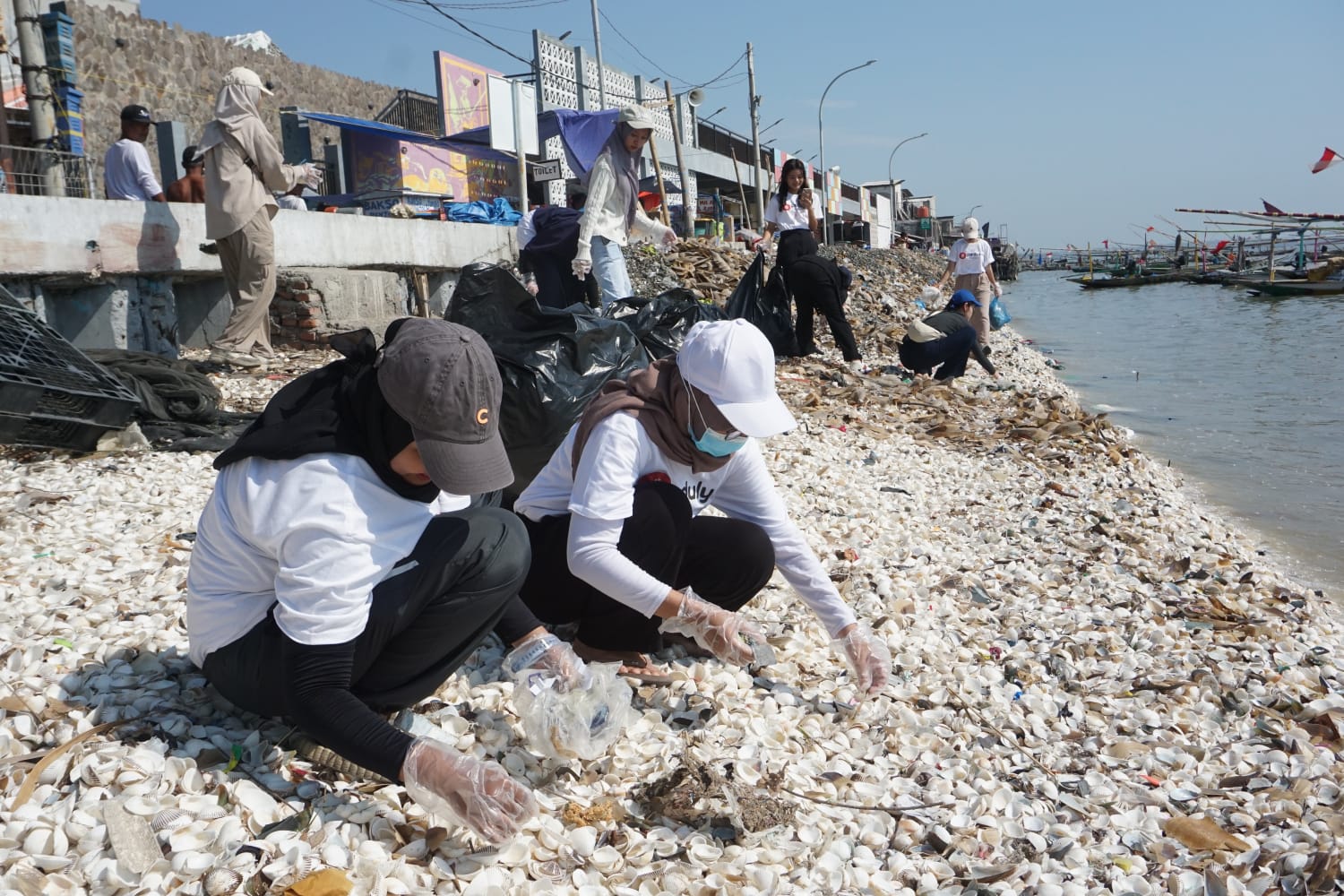 Relawan Peduly Surabaya Gelar Aksi Bersih-Bersih di Pantai Kenjeran, Kumpulkan Sampah Plastik hingga Pakaian Bekas