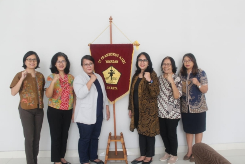 Universitas Esa Unggul dan Jakarta ASISI School Perkuat Kerja Sama Melalui Program Sponsorship Glassboard