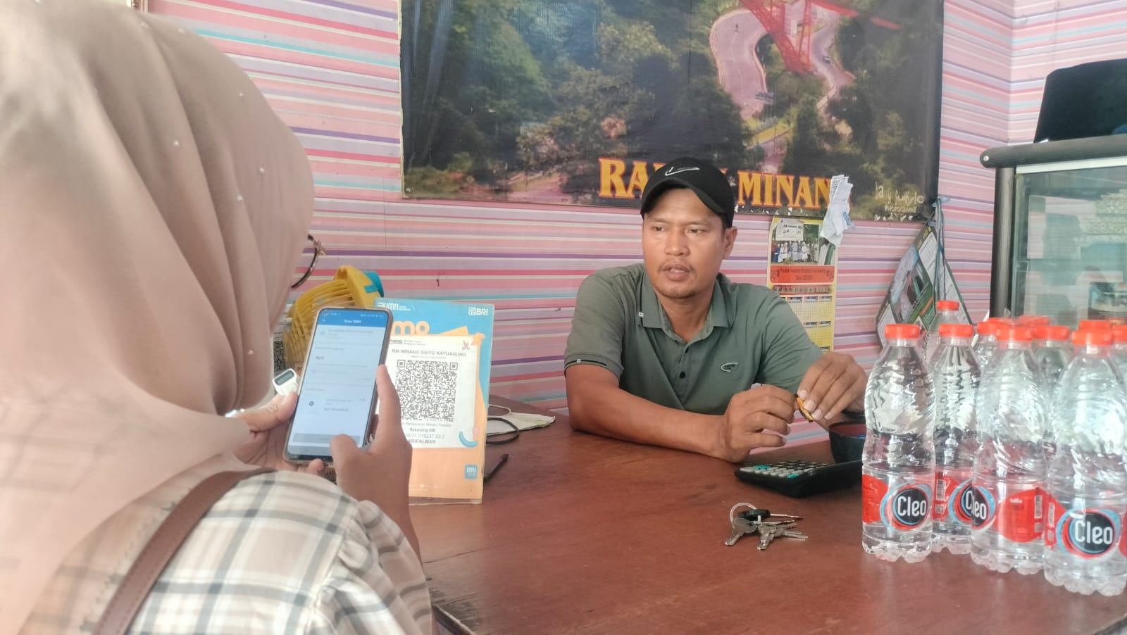 QRIS BRI Permudah Transaksi Rumah Makan Minang Saiyo di Kayuagung