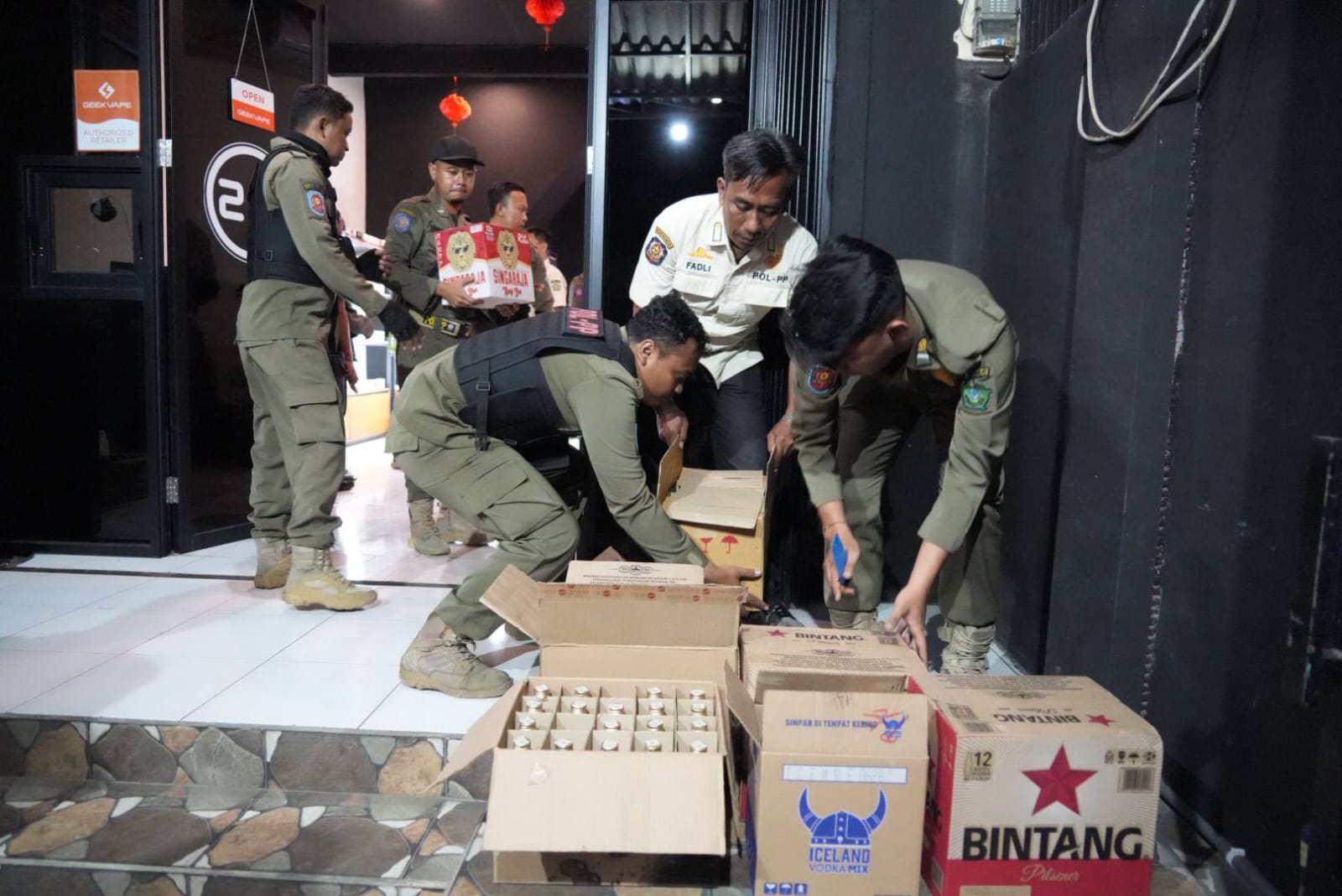 Sidoarjo Perangi Miras Ilegal, 1.696 Botol Disita dalam Razia Serentak