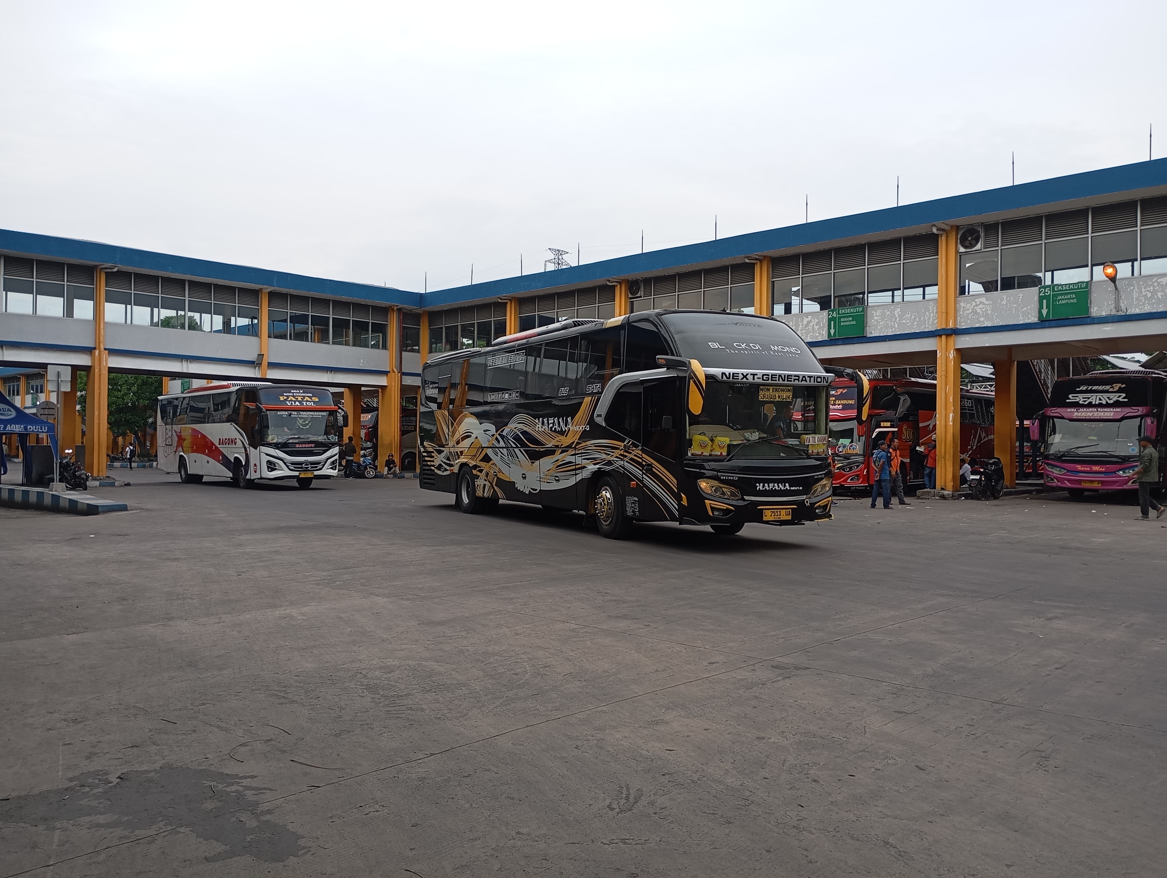 Libur Nataru Rampung, Terminal Purabaya dan Stasiun KAI Daop 8 Surabaya Mulai Dipadati Penumpang Arus Balik