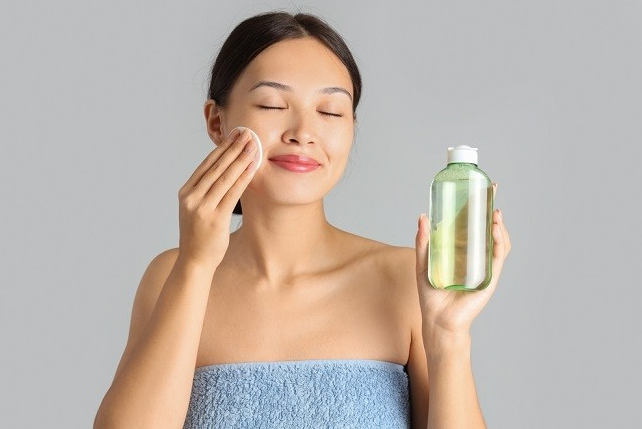 7 Tip Efektif Membersihkan Makeup dengan Micellar Water