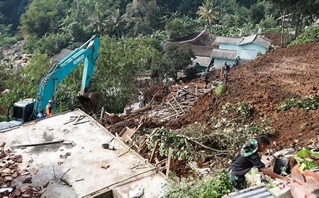 Gempa Cianjur: Evakuasi Kendaraan Tertimpa Longsor di Jalan Cugenang Terkendala Ini