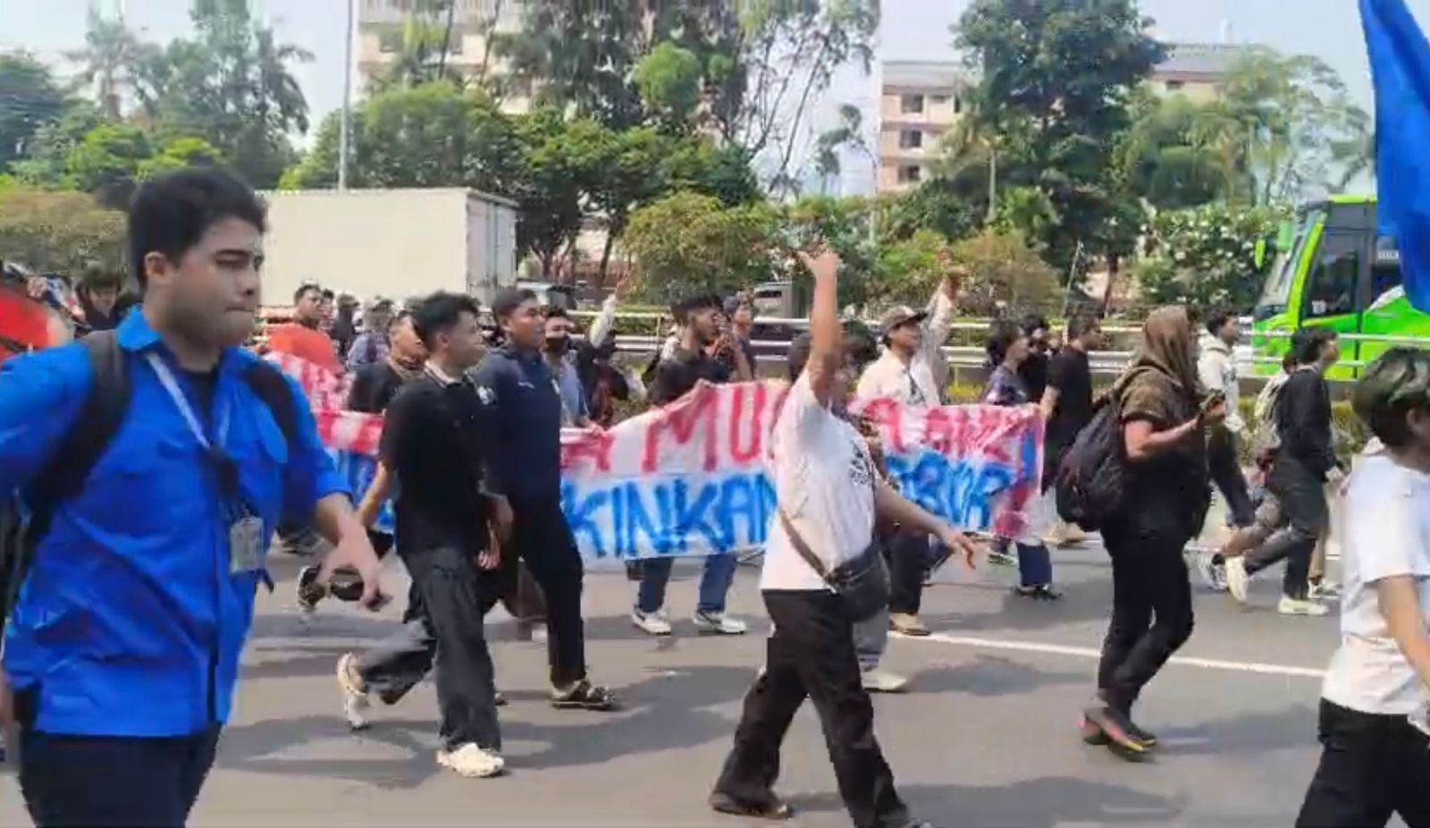 Ada Aksi Massa di Depan Gedung DPR, Polisi Lakukan Rekayasa Lalin di Jalan Gatot Subroto