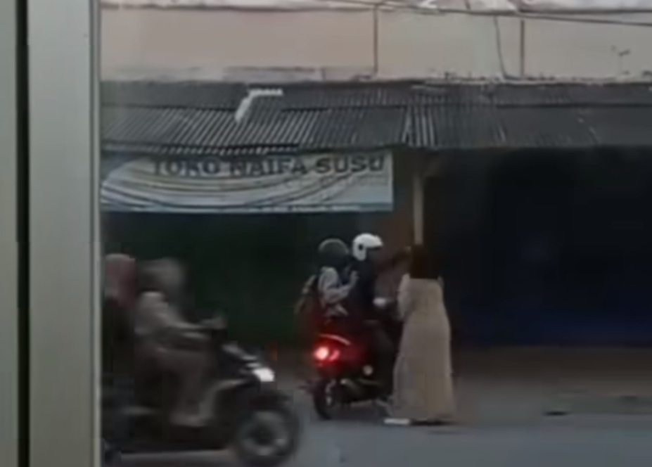 Heboh! Wanita Diduga ODGJ Ngamuk di Bekasi, Rusak Minimarket dan Pukul Pengendara