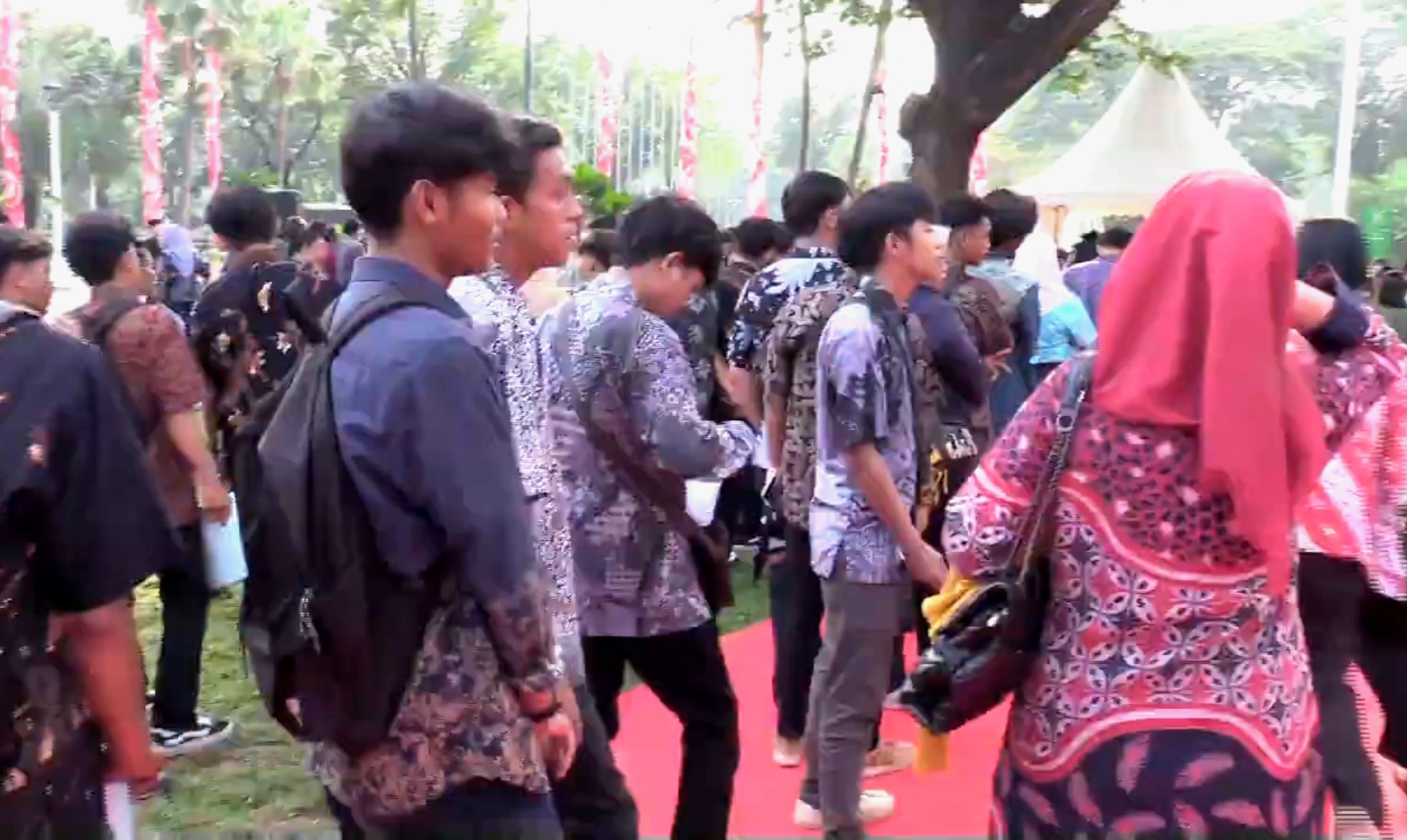 Ratusan Warga Antre Ambil Ijazah yang Ditebus Pramono di Balai Kota, Aqeela: Ijazah SD Ditahan Sekolah 3 Tahun