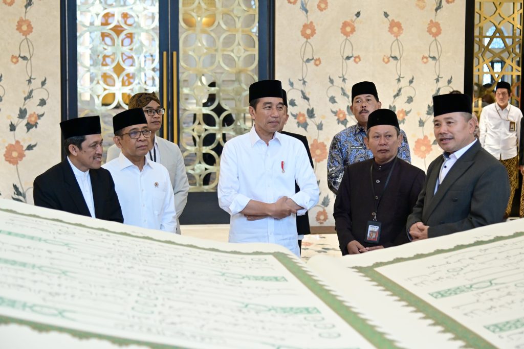 Jokowi Serah Terimakan Mushaf Al Quran Ukuran 2X3 Meter di Masjid Mohammed bin Zayed Solo