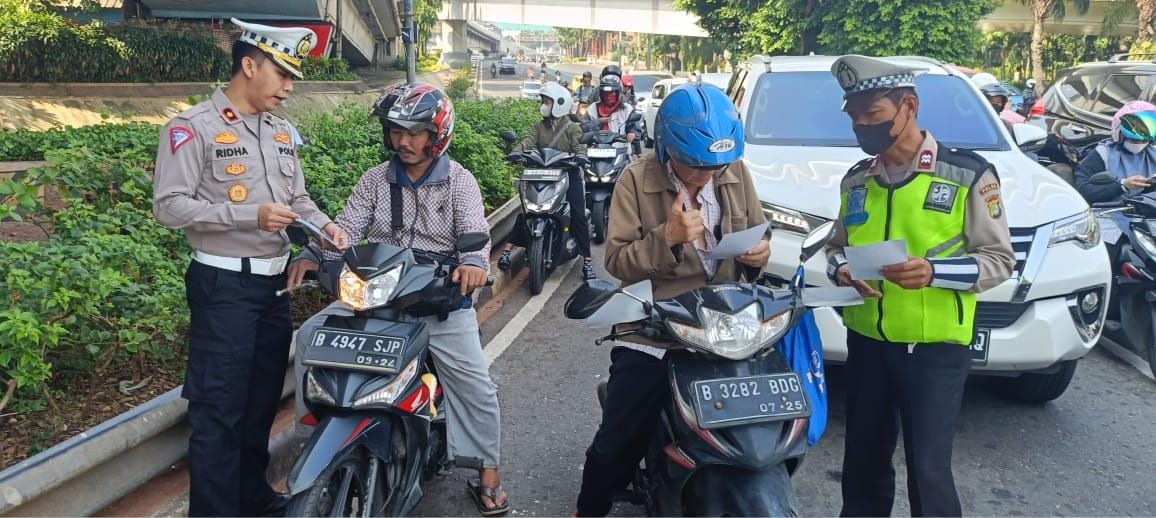 Hari Pertama Pelaksanaan Operasi Patuh Jaya 2024, Sat Lantas Polres Metro Jakarta Barat Gelar Sosialisasi di Sejumlah Wilayah