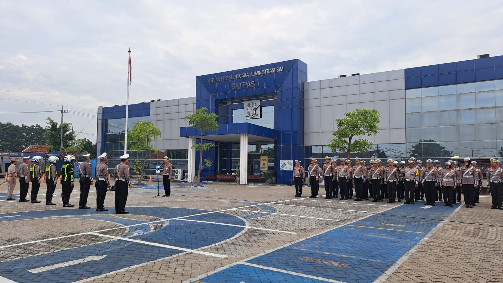 Satlantas Polrestabes Surabaya Siaga di Musim Hujan, Pastikan Kenyamanan dan Ketertiban Pengendara