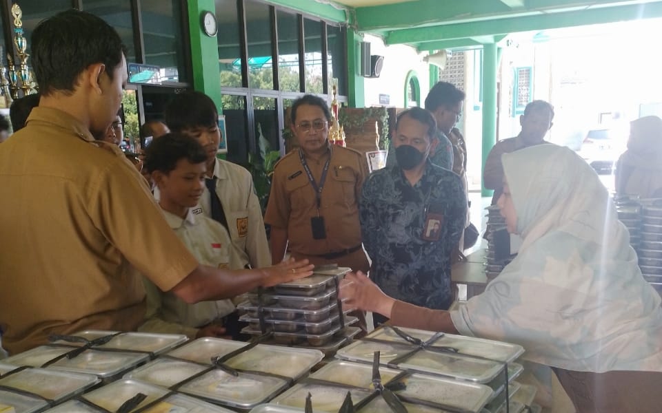 Makanan Gratis di SMPN 13 Surabaya Ternyata Basi, yang Alergi Pun Dapat Menu Sama