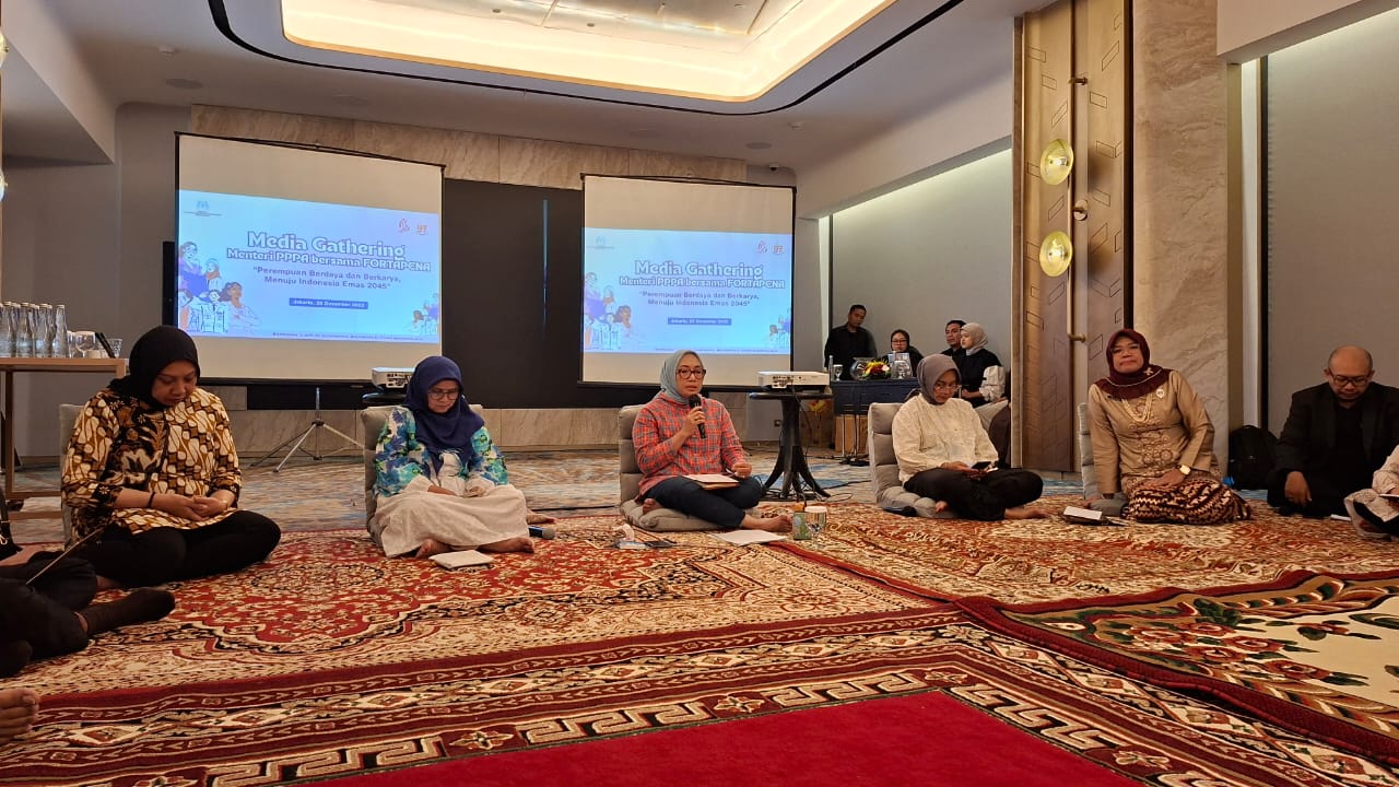 Kado Hari Ibu, Menteri PPPA Latih Korban Bencana Sumatera Merias Pengantin