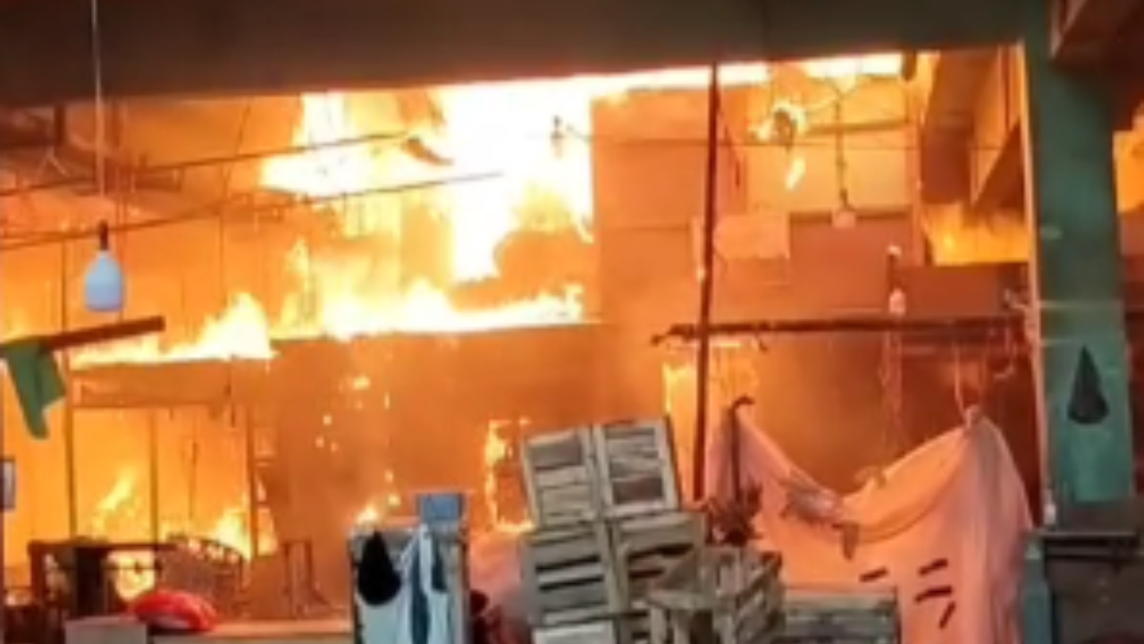 Kronologi Kebakaran Los Pepaya Pasar Induk Kramat Jati, Terdengar 2 Kali Ledakan