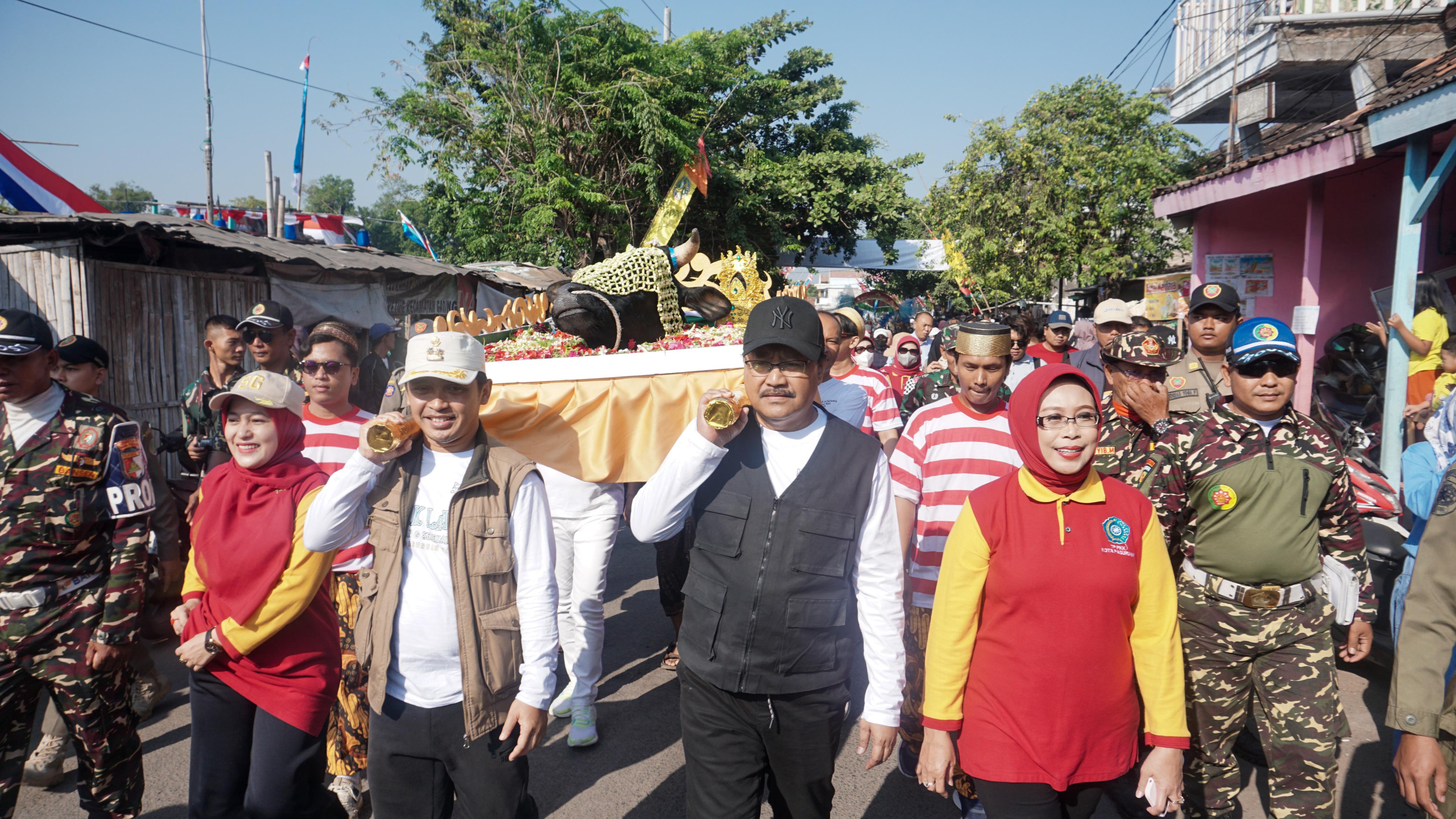 Tradisi Petik Laut di Kota Pasuruan Dipenuhi Ribuan Orang