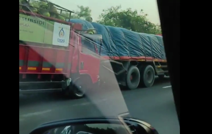 VIRAL! Kecelakaan Truk LPG 3kg Tabrak-Nyangkut Tronton di Tol JORR: Sopir Truk Nggak Mau Berhenti