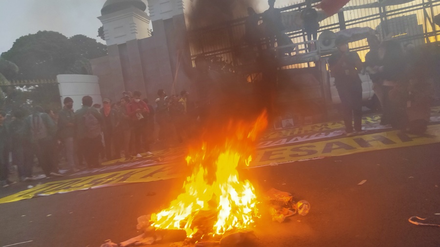 Luapkan Kekecewaan, Mahasiswa Bakar Ban Depan Gedung DPR