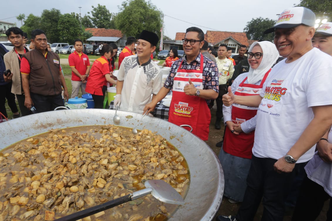 Momen Wawali Kota Tangerang Masak Bareng Influencer Kuliner Bobon Santoso, Bagi Takjil ke Warga