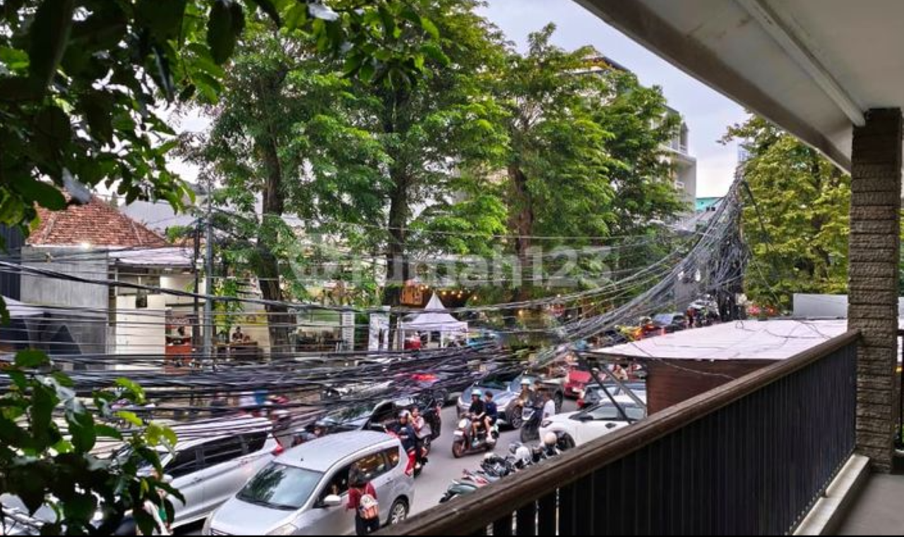 Cara Meredam Kebisingan di Rumah Hook Persimpangan Jalan dengan Teknik Soundproofing Alami