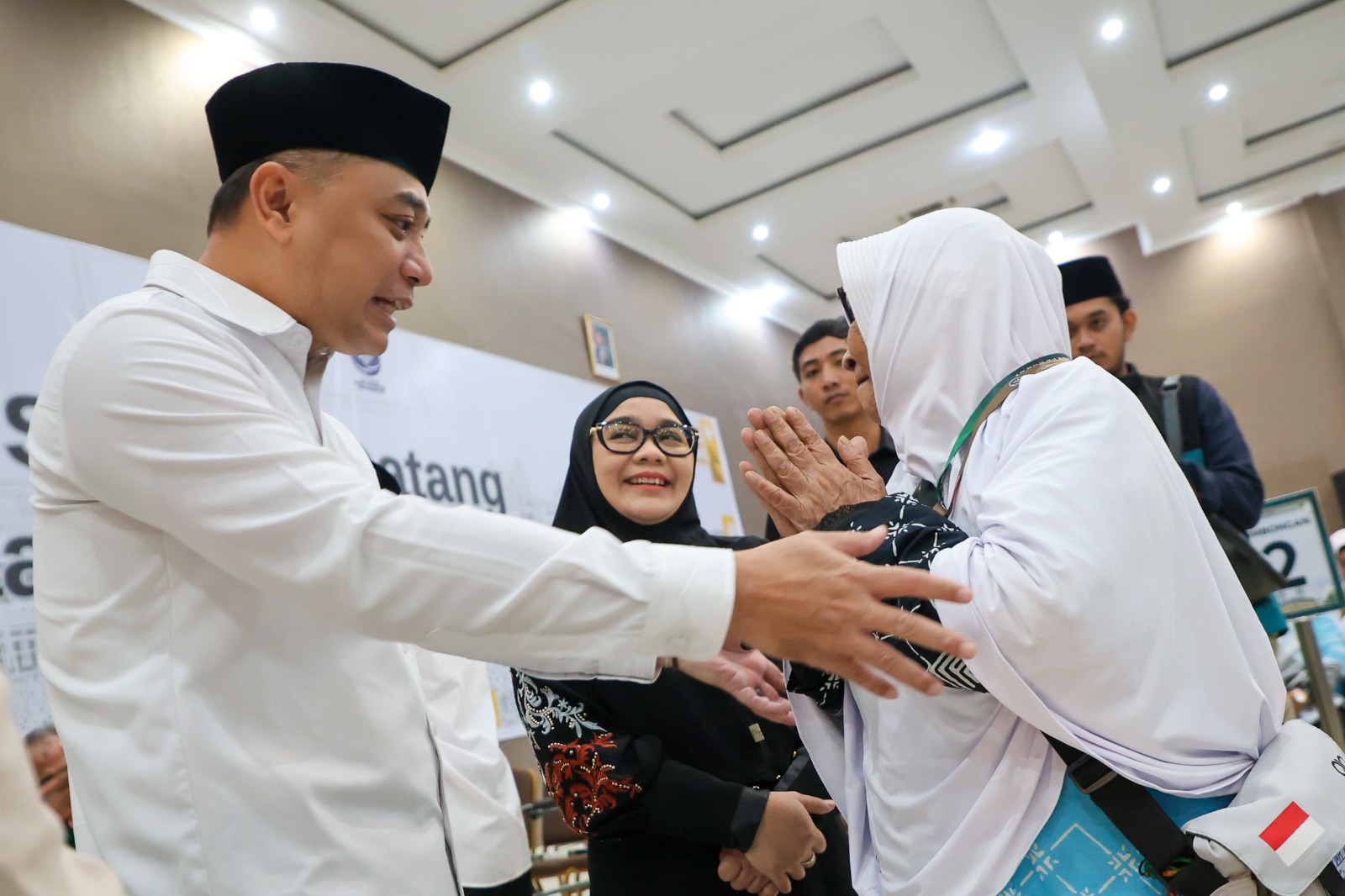 Eri Cahyadi Lepas Keberangkatan Jamaah Haji Surabaya, Titip Doa untuk Kota Pahlawan