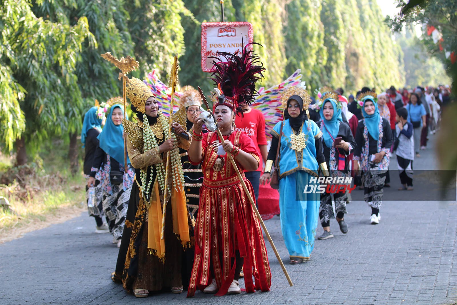 Kreatif! OJK Jatim dan Indah Kurnia Sisipkan Edukasi Pinjol di Karnaval HUT RI ke-79 Balasklumprik Surabaya