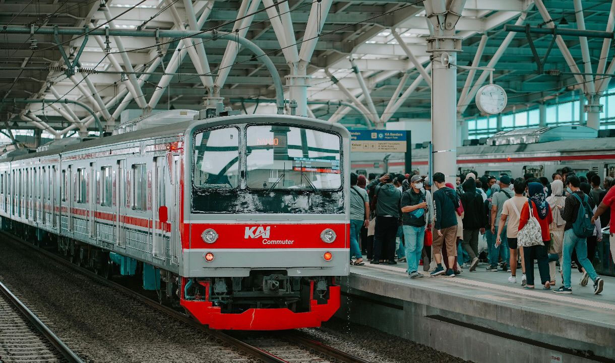 Commuter Line Bekasi-Cikarang Sudah Kembali Melintas di Lokasi Pasca Perbaikan Listrik Aliran Atas 