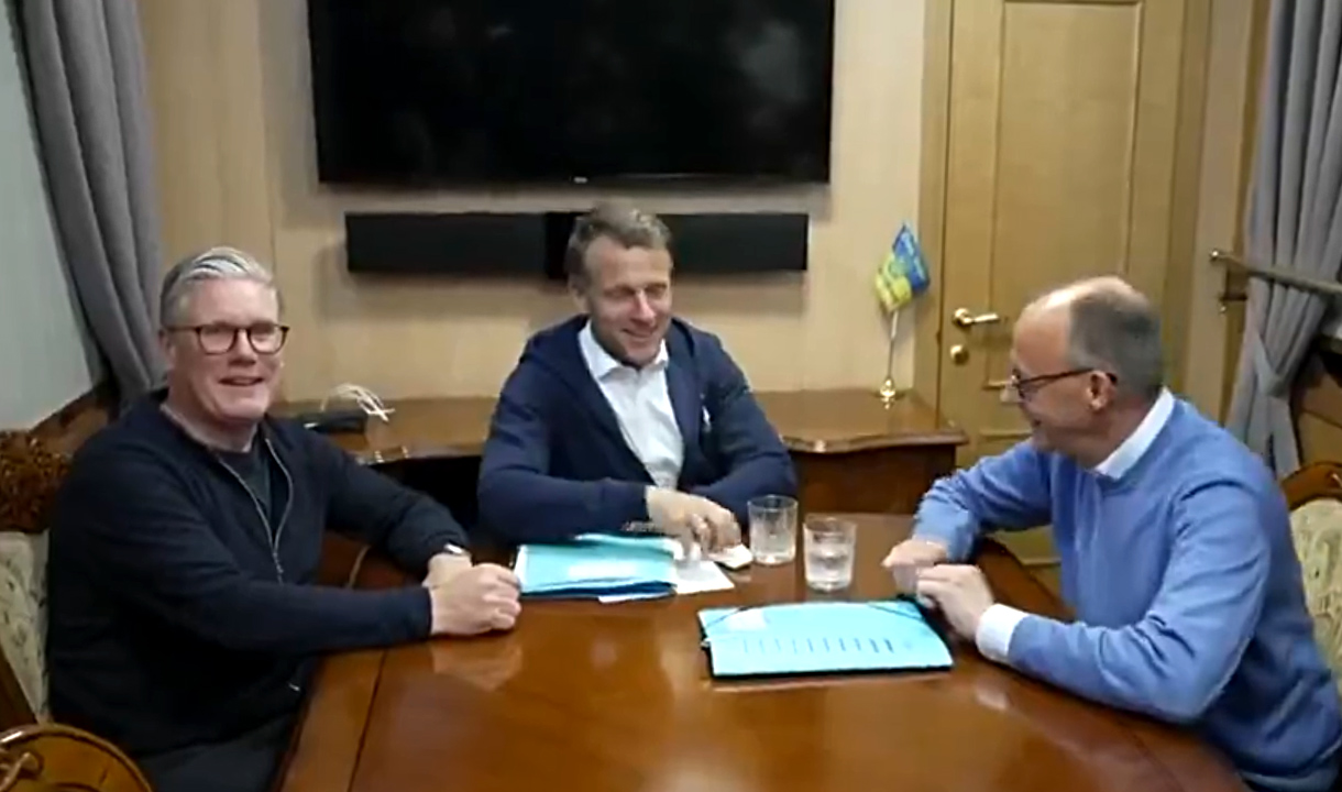 Heboh Macron Presiden Perancis Diduga Sembunyikan Kantong Kokain Saat ke Ukraina