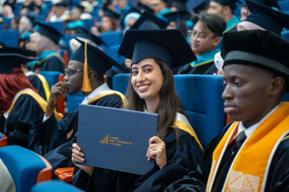 UIII Wisuda 204 Lulusan dari 22 Negara, 34 Doktor Jadi Angkatan Perdana