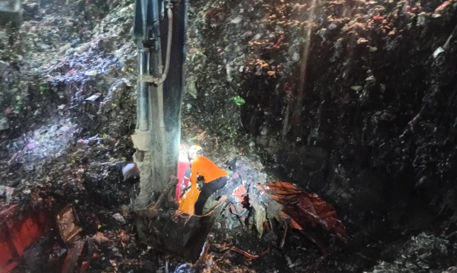 TPA Bantargebang Longsor: 3 Korban Tewas, Truk Sampah dan Warung Tertimbun Material