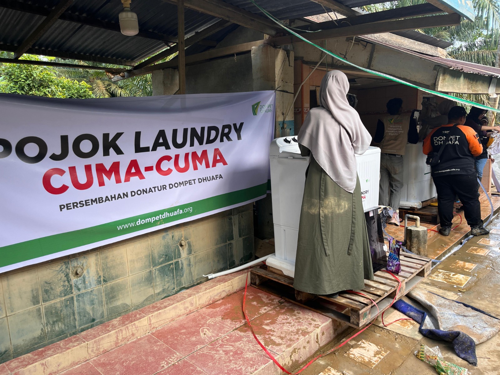 Peduli Korban Banjir, Dompet Dhuafa Operasikan Layanan Cuci Gratis di Langkat