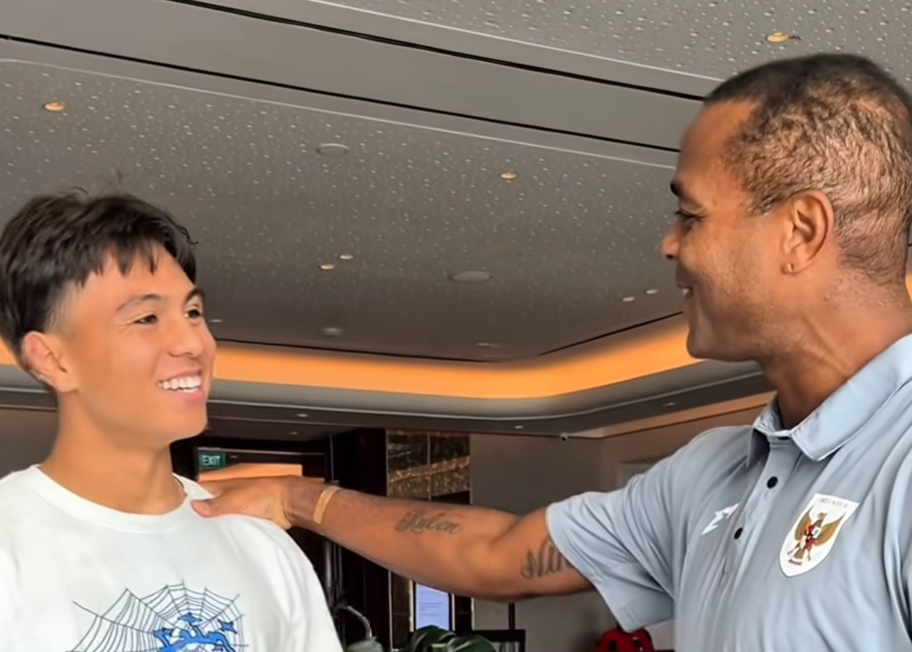 Senyum Patrick Kluivert Sambut Adrian Wibowo, Pemain Los Angeles FC Pulang Kampung 'Surabaya'