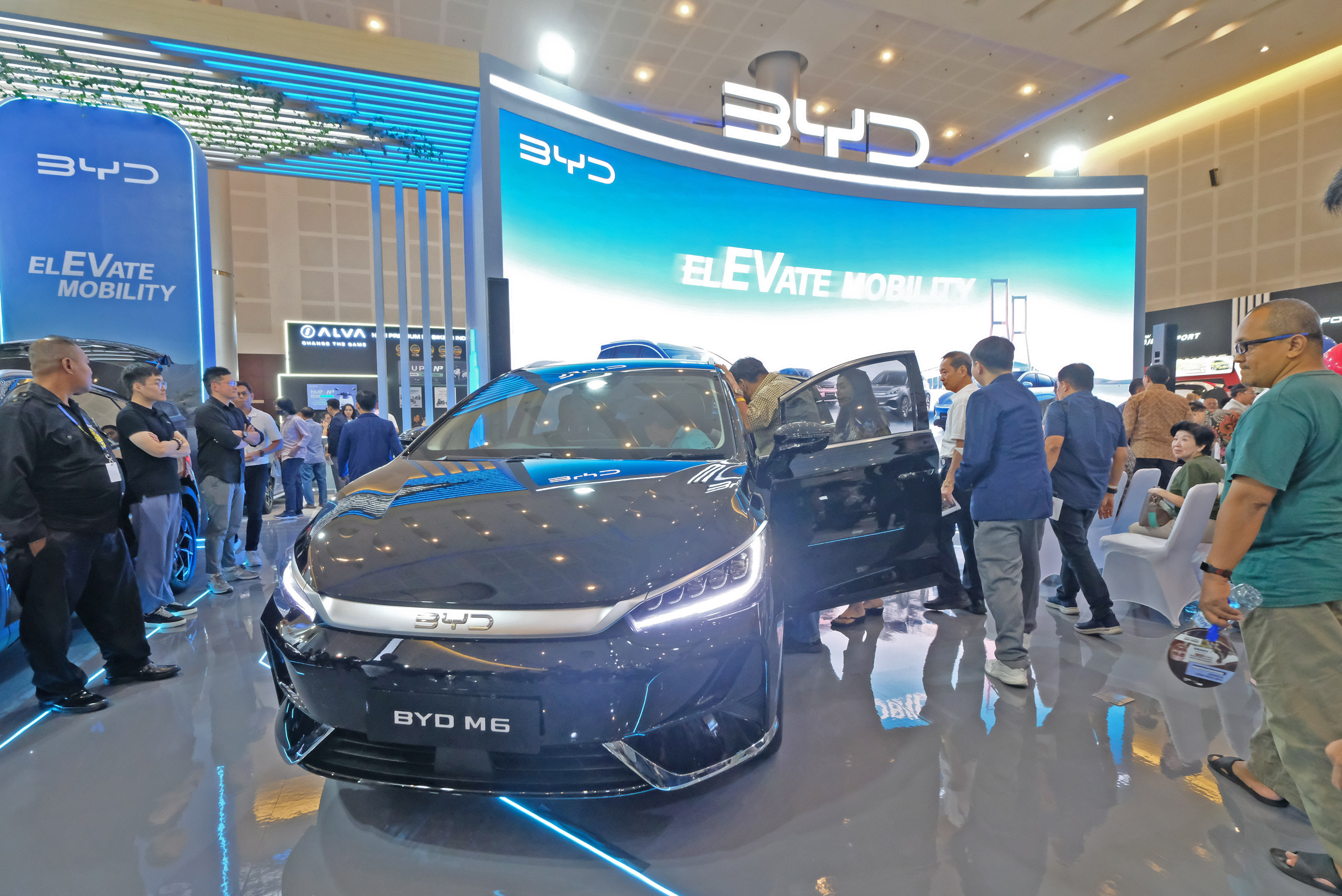 Laris di Jakarta, BYD M6 Diboyong ke GIIAS Surabaya 2024, Simak Keunggulan Spek dan Harganya!