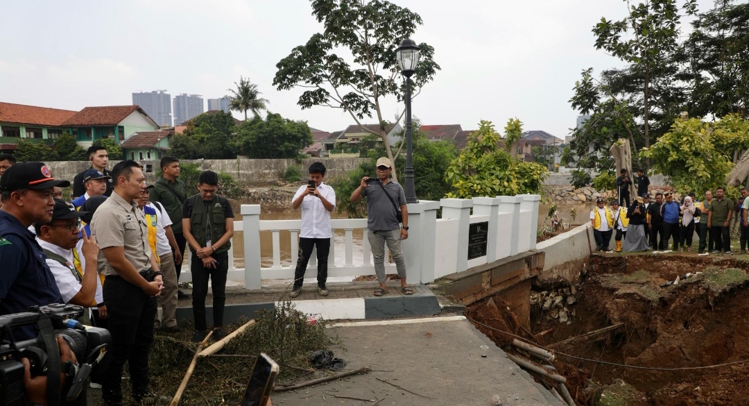 Jembatan Kemang Pratama Raya Putus Karena Banjir, Menko Infrastruktur : TNI Siapkan Jembatan Sementara