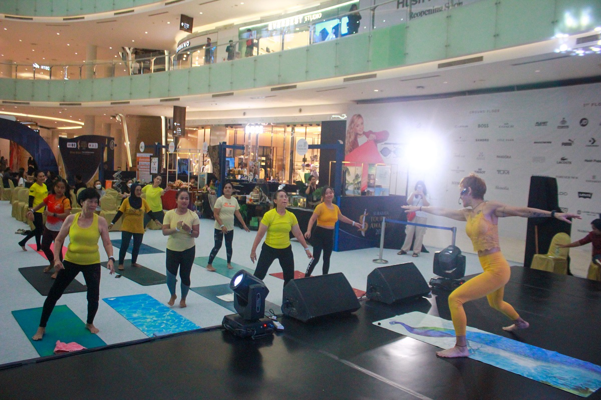  Yoga Bahagia Ala Tata Lychel di Surabaya Tourism Awards 2025
