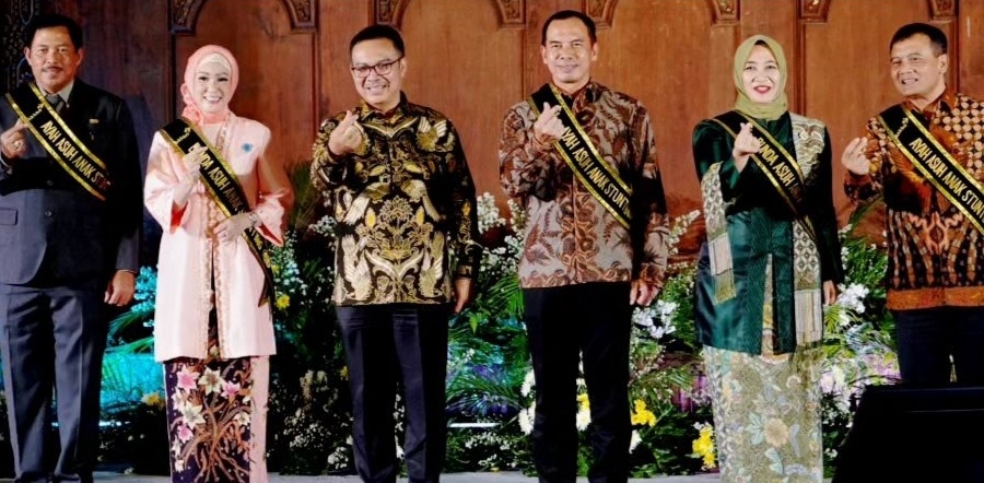Jelang 113 Hari Pemerintahannya Berakhir, Jokowi Anugerahkan Satyalencana Wira Karya pada 5 Pejabat di Harganas 2024