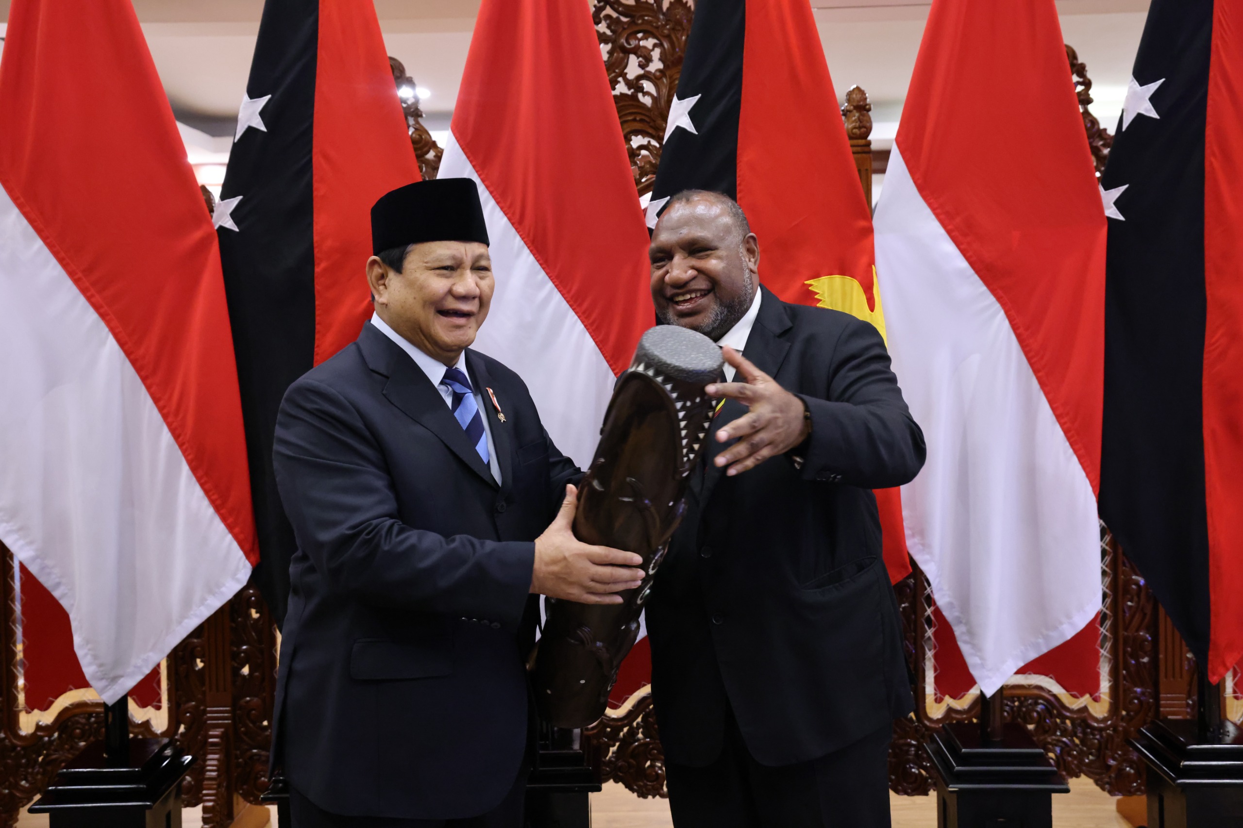 Prabowo Antar Pulang PM Papua Nugini dan Bertukar Cinderamata