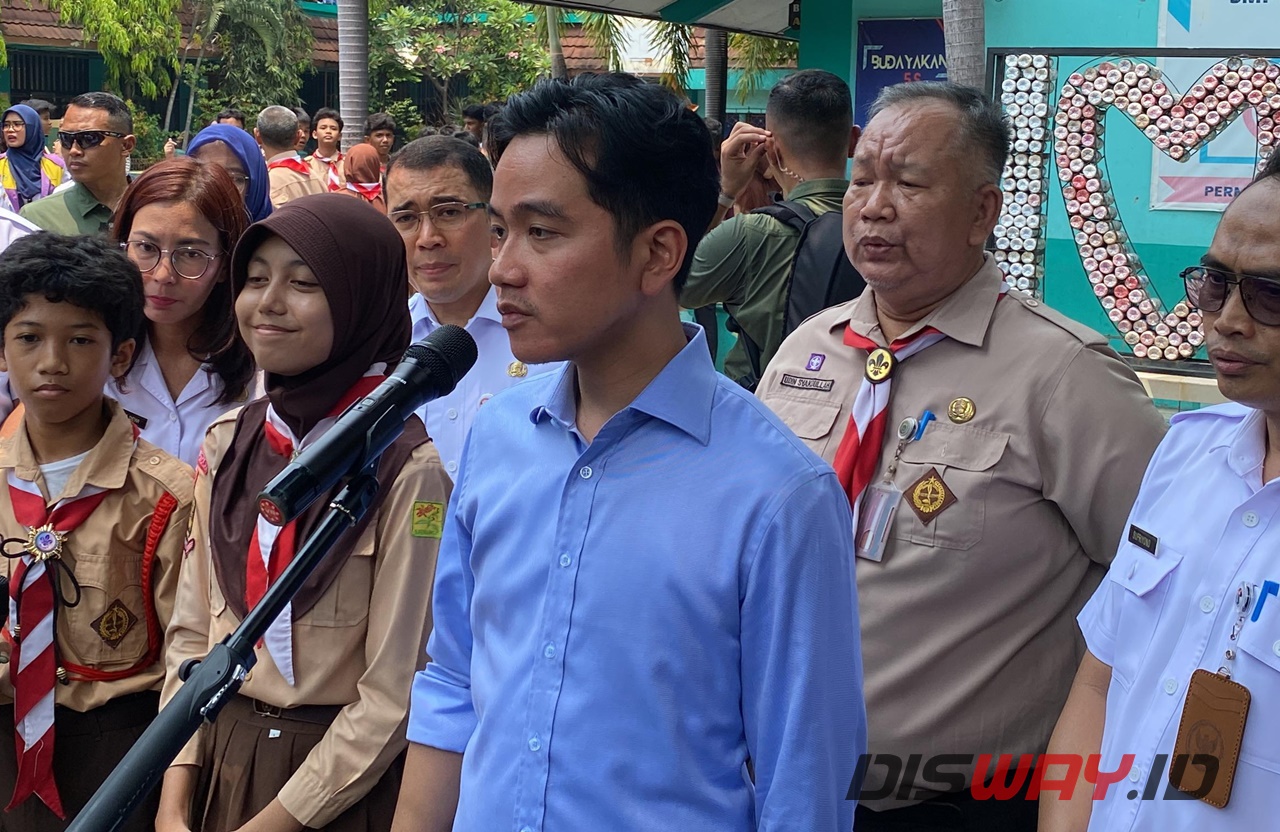 Gibran Langsung Blusukan Bagi-bagi Susu Gratis setelah Retret Kabinet di Magelang