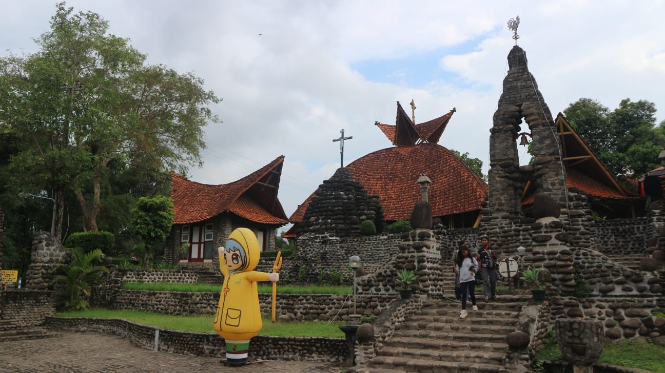 Bulan Maria di Gua Maria Puhsarang, Kediri, Ada Luce, Maskot Kartun Pertama Vatikan