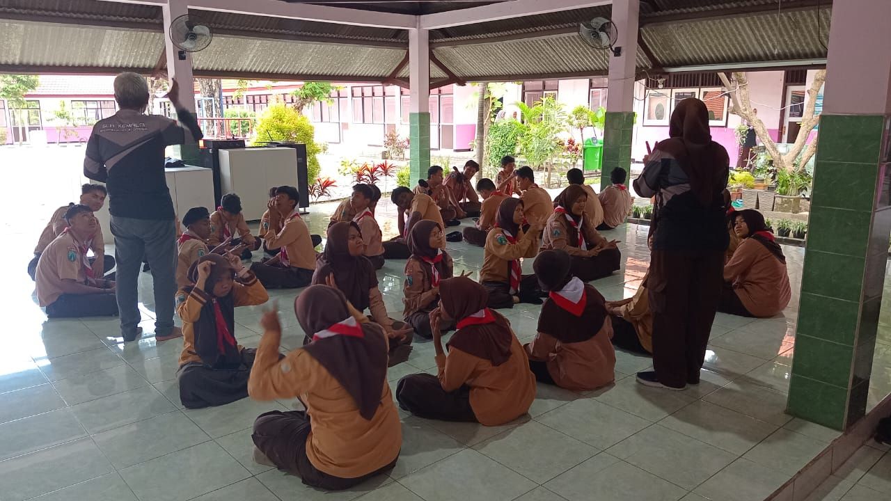 Unesa Inklusif! Tingkatkan Literasi Edupreneur Siswa Tunarungu di Gresik Lewat Damar Kurung