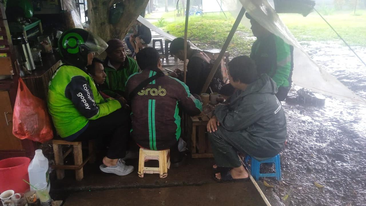 PHK Menggila 2025, Kelas Menengah Terpaksa Jadi Ojol dan freelance: Pengangguran Tembus 7,3 Juta