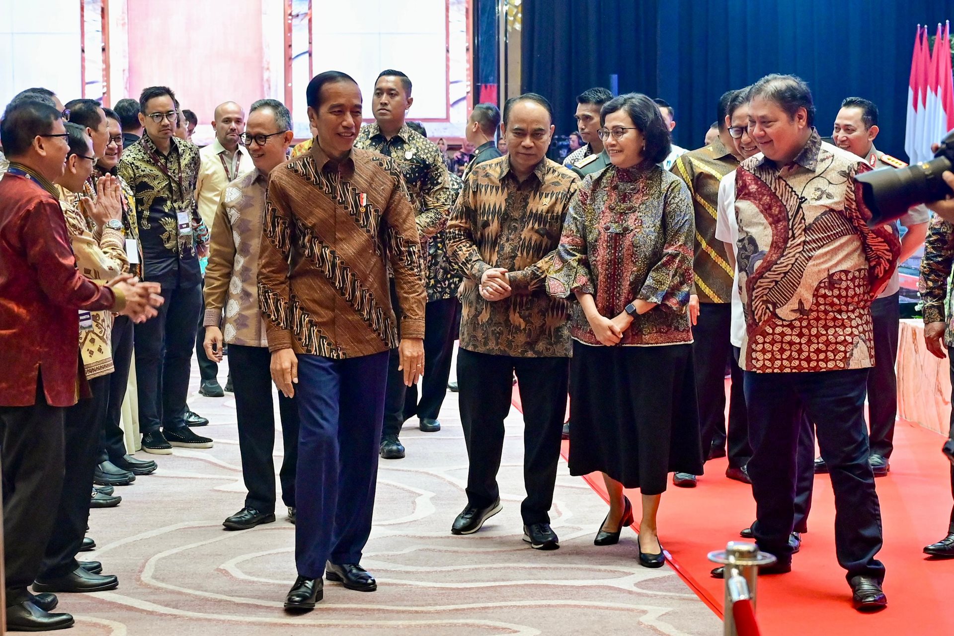 Ekonomi Global Fluktuatif, Jokowi Peringatkan Pelaku Jasa Keuangan untuk Tetap Waspada