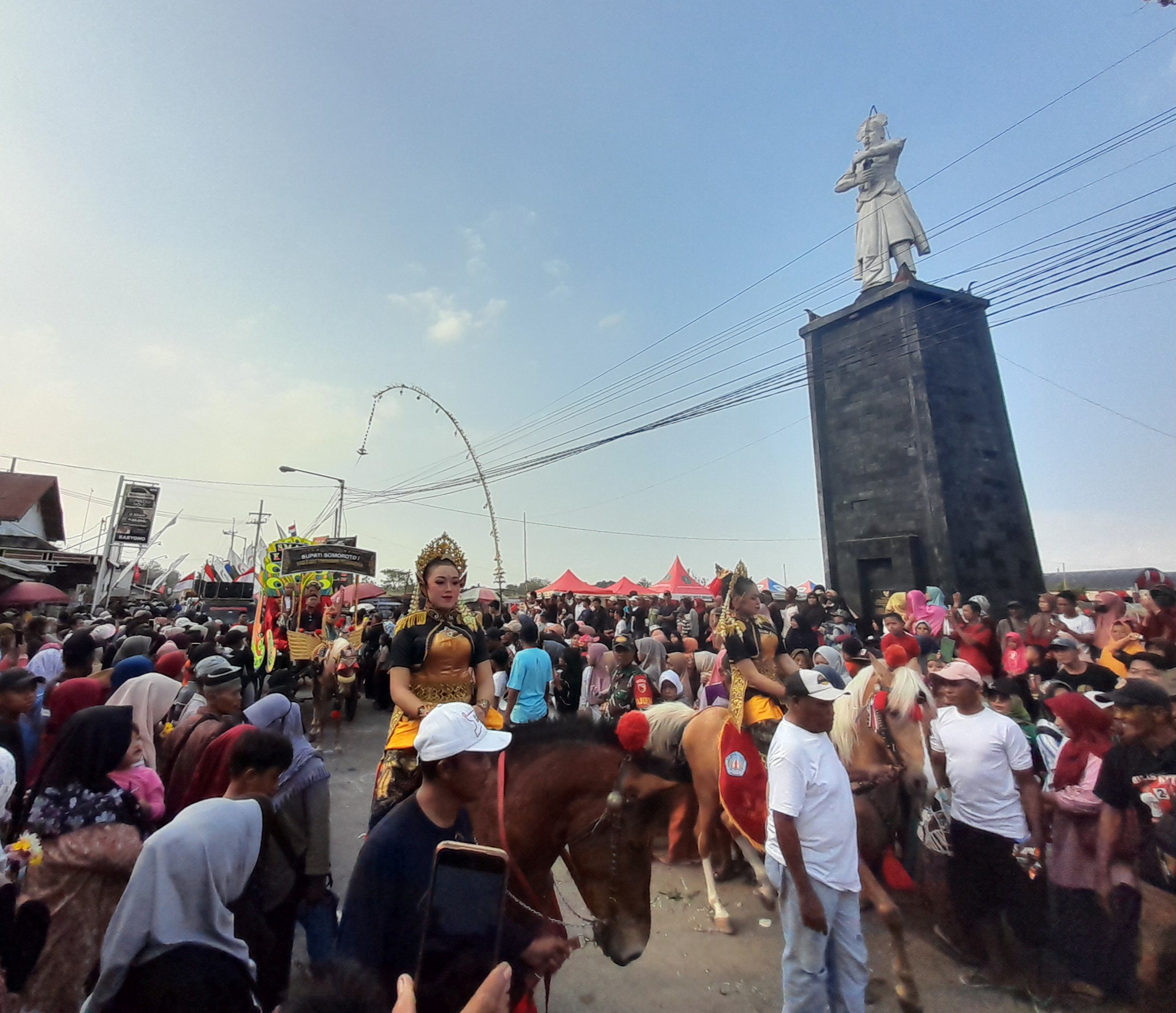 Meriahnya Kirab Budaya Bantarangin 2025: Warga Antusias Berebut Bendera dan Jajanan