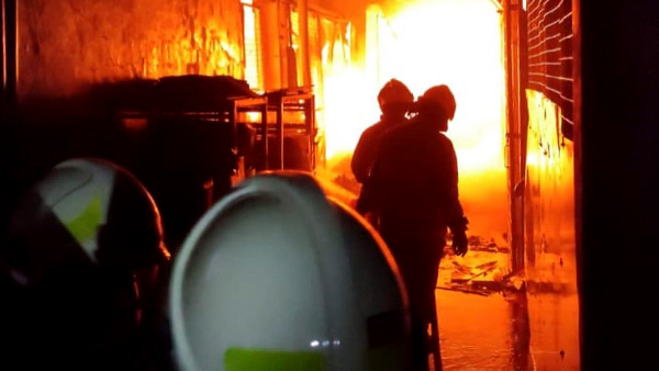 Dugaan Konsleting Listrik, Sebuah Pabrik Terbakar di Kebun Jeruk