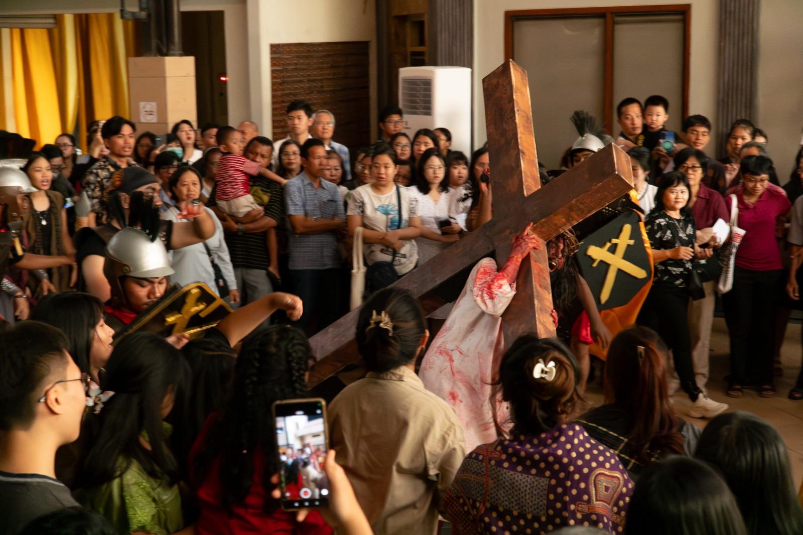 Umat Berefleksi lewat Visualisasi Jalan Salib di Gereja Santo Vincentius A Paulo Surabaya 