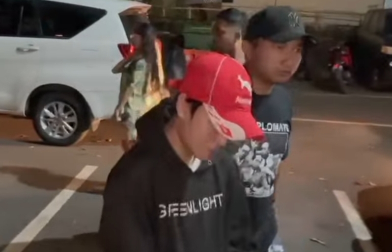 Aksi Wanita di Bekasi Nekat Bawa Kabur Taksi Online dan Speakernya, Sembunyi di Atap Rumah saat Ditangkap