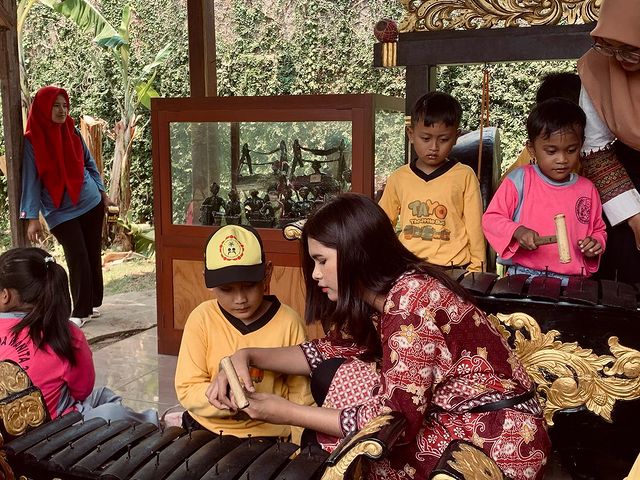 Finalis Puteri Indonesia Jawa Timur 2023 Farra Alqueenisa Islamatasya: Usung Gerakan Guiding Children’s Tour