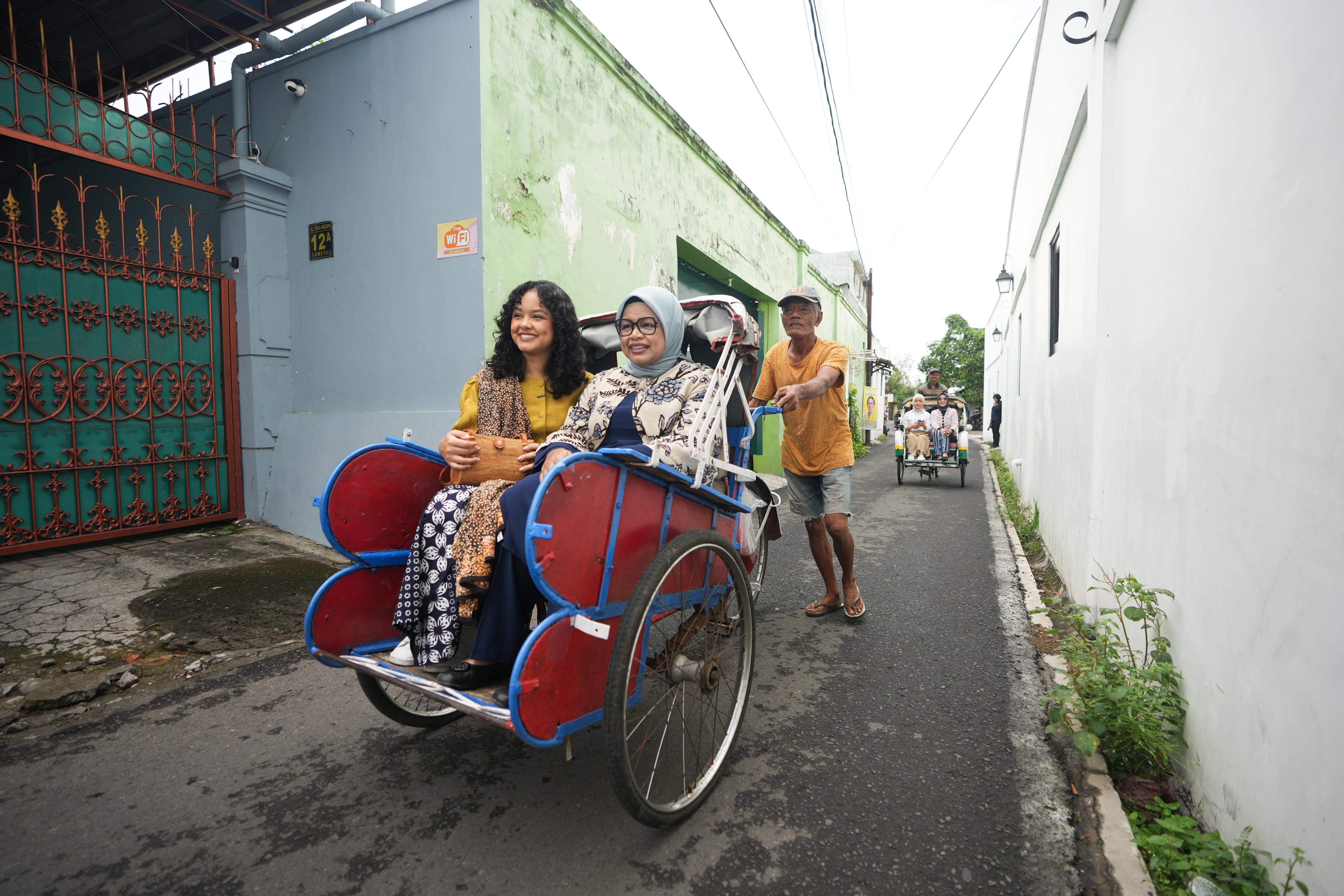 Ajak Mutiara Annisa, Fery Farhati Susuri Kampung Batik Laweyan Surakarta dengan Becak