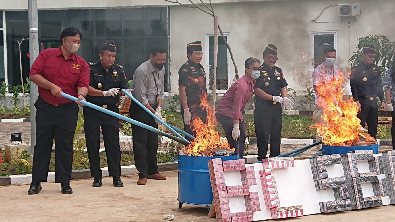 Bea Cukai Sumbagbar Musnahkan 6,3 Juta Batang Rokok dan 49,2 Liter MMEA Ilegal